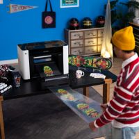 Alimentador Roll-to-Roll RF1 para produção automatizada com xTool O1 Omni Printer