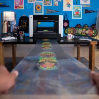 Alimentador RF1 compatível com películas UV DTF e vinis xTool O1 Omni Printer